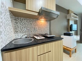 Estudio | Cocina privada | Frigorífico, placa de cocina y utensilios de cocina