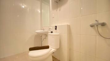 Appartement, 2 chambres | Salle de bain | Douche, articles de toilette (gratuits), serviettes fournies