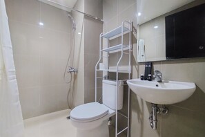 Studio | Kamar mandi | Shower, perlengkapan mandi gratis,  dan handuk