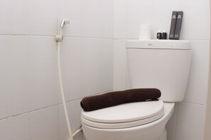 Studio | Bathroom | Shower, free toiletries, towels
