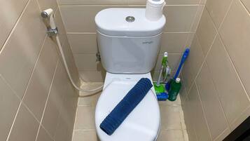 Estúdio | Banheiro | Chuveiro, produtos de toalete grátis, toalhas de banho