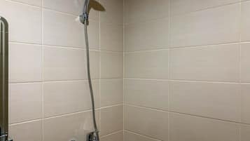 Studio | Bad | Dusj, toalettartikler (inkludert) og håndklær