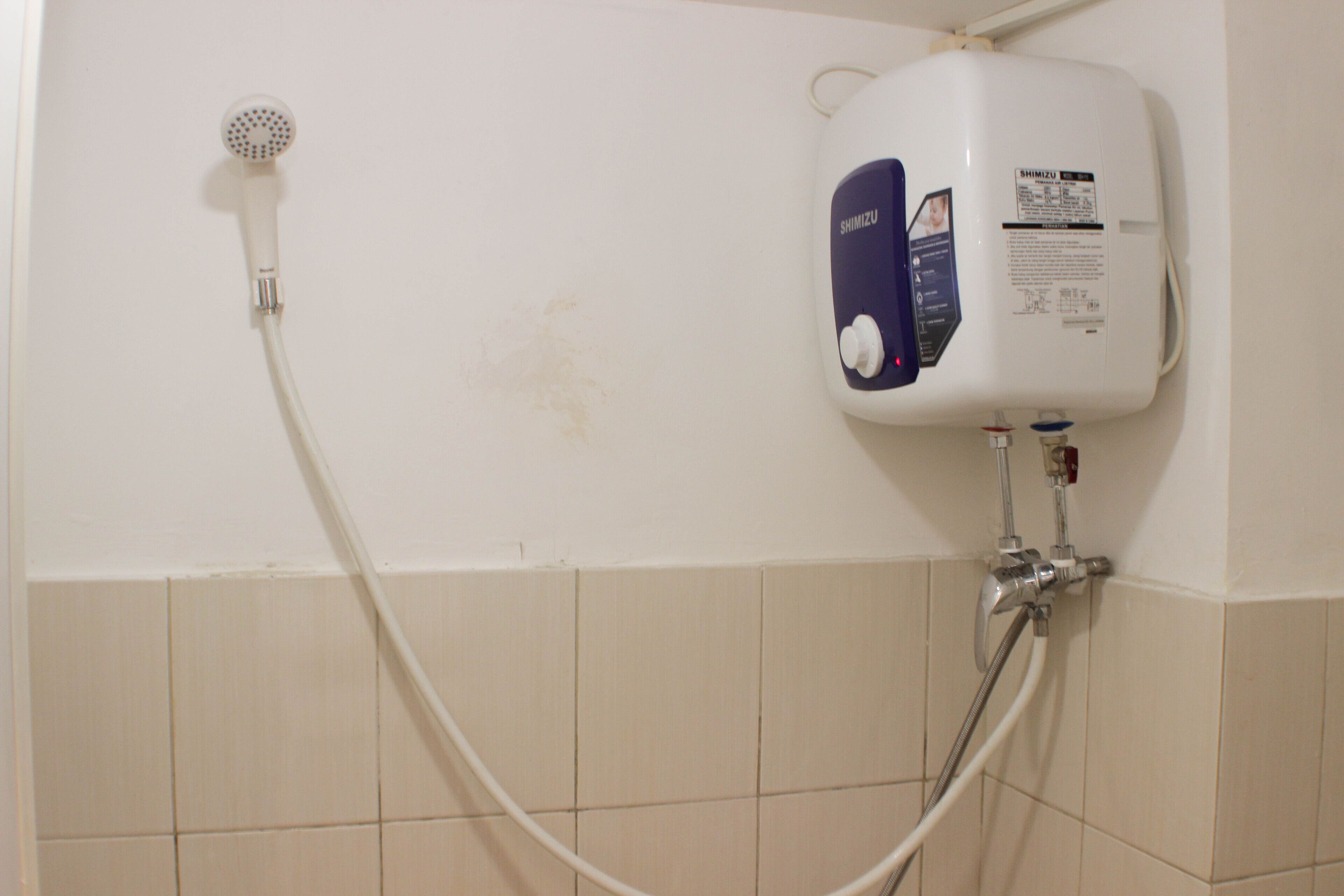 Studio | Bathroom | Shower, free toiletries, towels
