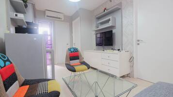 Apartamento, 2 habitaciones | Zona de estar | Una televisión