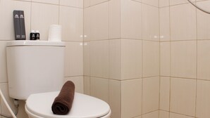 Studio | Kamar mandi | Shower, perlengkapan mandi gratis,  dan handuk