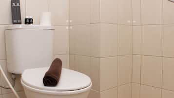 Studio | Badezimmer | Dusche, kostenlose Toilettenartikel, Handtücher