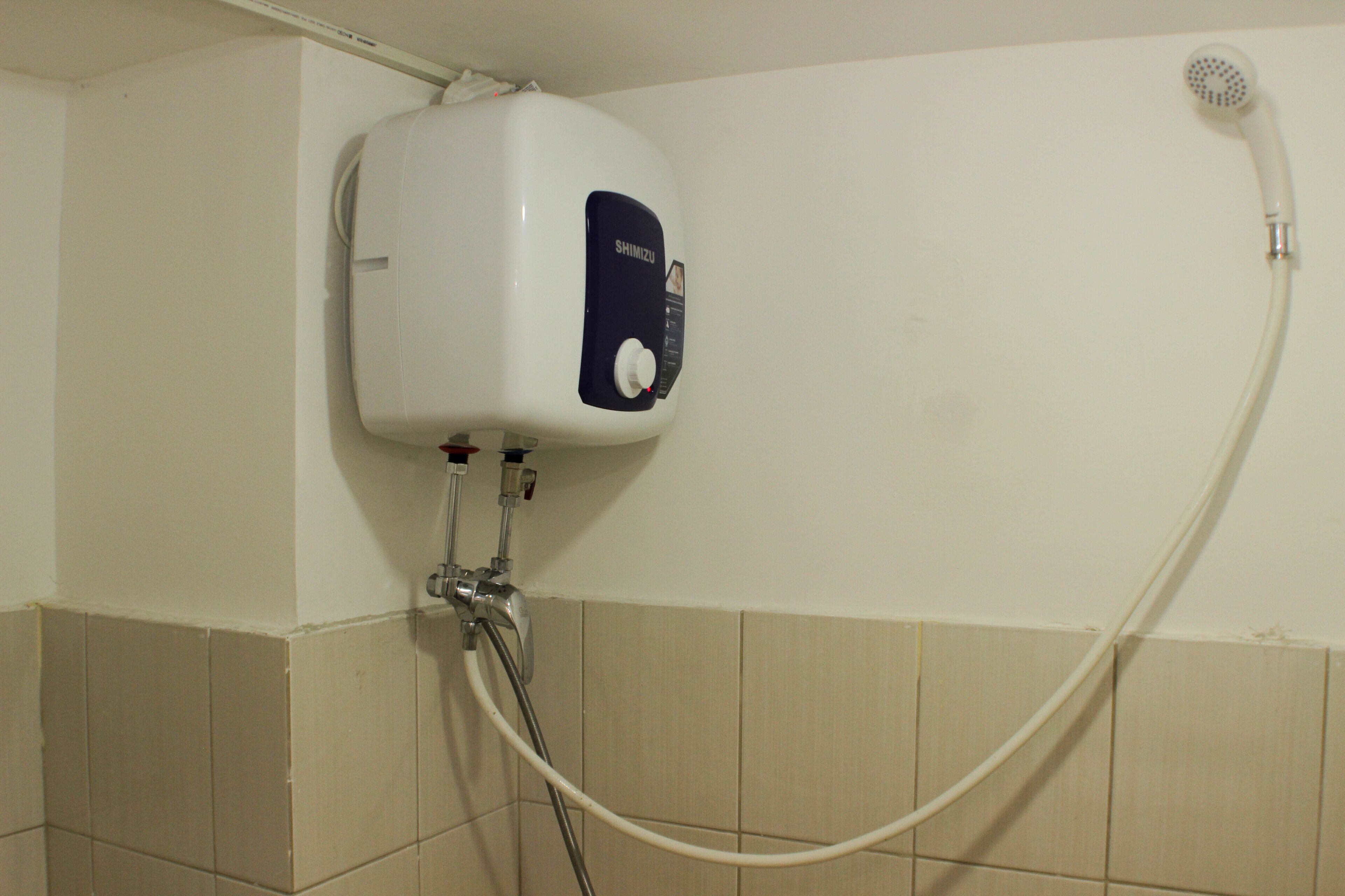Studio | Badkamer | Een douche, gratis toiletartikelen, handdoeken