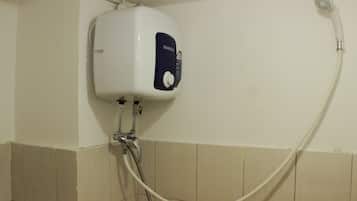 Studio | Badkamer | Een douche, gratis toiletartikelen, handdoeken