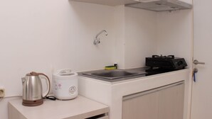 Studio | Dapur pribadi | Lemari es, kompor, dan peralatan masak/sendok-piring