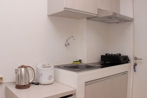 Studio | Dapur pribadi | Lemari es, kompor, dan peralatan masak/sendok-piring