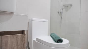 Apartamento | Baño | Ducha, artículos de higiene personal gratuitos y toallas
