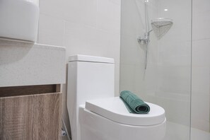 Appartamento | Bagno | Doccia, set di cortesia gratuito, asciugamani