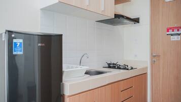 Refrigerador, placa de cocina, utensilios de cocina