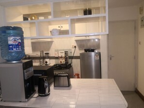 Kühlschrank, Mikrowelle, Ofen, Wasserkocher