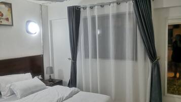 1 bedroom, desk, iron/ironing board, WiFi