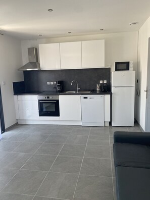 Frigorifero, microonde, forno, piano cottura