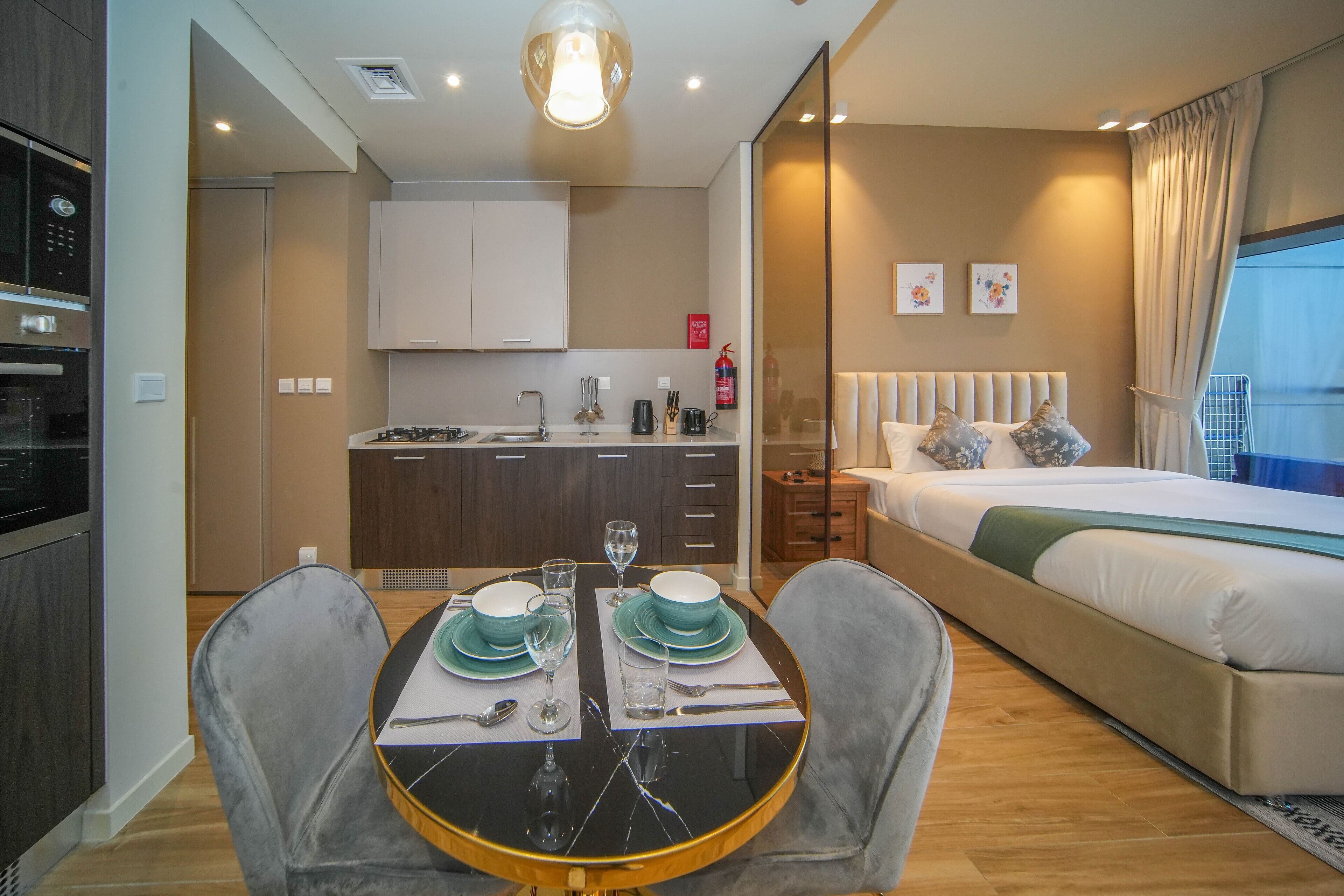 Premium Studio, 1 King Bed | In-room dining