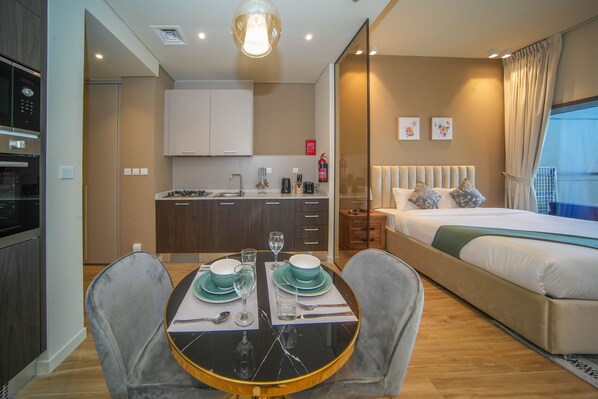 Premium Studio, 1 King Bed | In-room dining