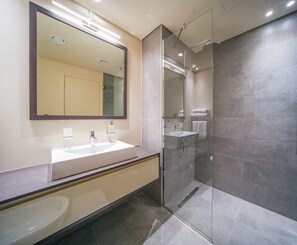 Premium Studio, 1 King Bed | Bathroom | Shower, rainfall showerhead, hair dryer, towels - JVC Studio park view fully equipped - 360 vacation (Dubai)
