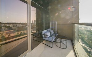 Premium Studio, 1 King Bed | Balcony - JVC Studio park view fully equipped - 360 vacation (Dubai)