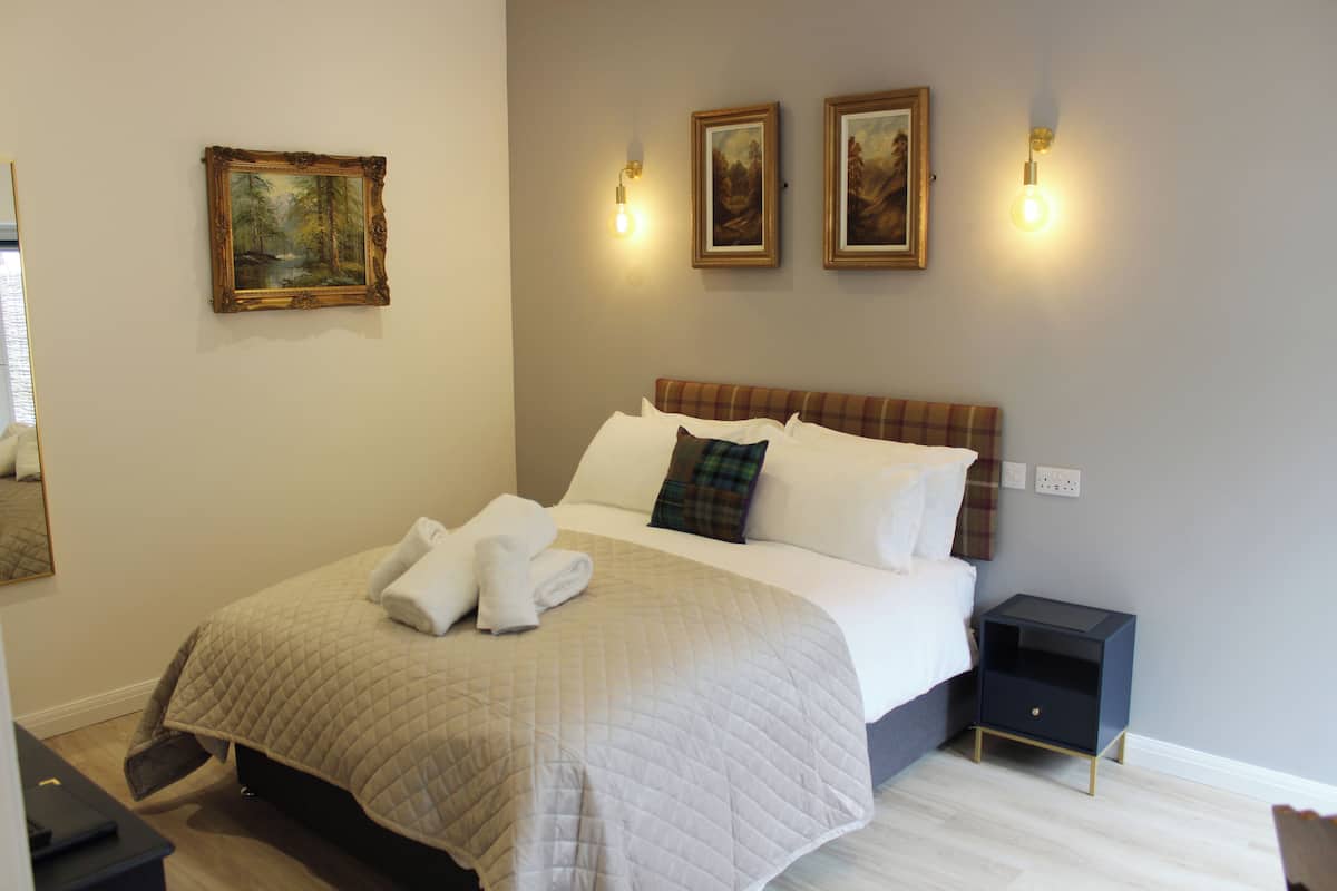 Comfort-Doppelzimmer | Schreibtisch, laptopgeeigneter Arbeitsplatz, schallisolierte Zimmer