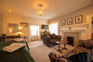 奢华双人房 | 办公桌、笔记本电脑工作区、免费 WiFi、床单