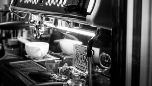 Una màquina de cafè amb diverses tasses i un temporitzador.