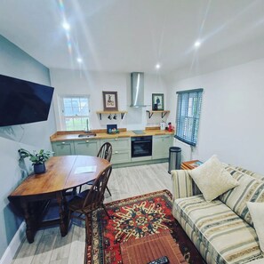 Superior Suite, 1 King Bed | Desk, laptop workspace, free WiFi, bed sheets - Conon Hotel (Dingwall)