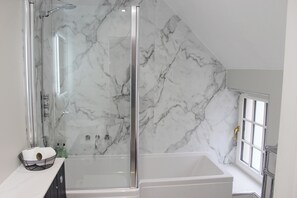 Kostenlose Toilettenartikel, Haartrockner, Handtücher, Seife