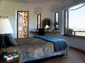Premium bedding, in-room safe, individually decorated - Isandlwana Lodge (Nqutu)