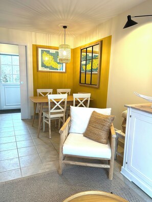 Dining - House very close to the beach and coastal path (Locmaria)