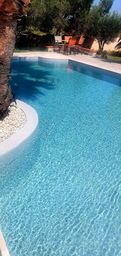 Chalet/Studio dans un parc privé avec piscine