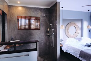 Estúdio superluxo, 1 cama King | Banheiro | Chuveiro, chuveiro com efeito de chuva, secador de cabelo 