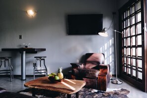 43-inch Smart TV with satellite channels, TV, Netflix