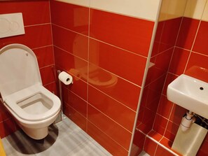 Ein Badezimmer mit Toilette, Toilettenpapier und Waschbecken.