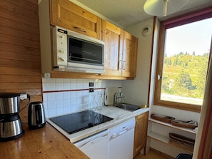 Fridge, oven, dishwasher, coffee/tea maker - Ski-In/Ski-Out Apartment · Ground Floor · Terrace · Sleeps 5 (Belle Plagne)