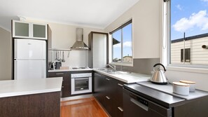 Microondas, horno, parrilla de estufa y lavavajillas