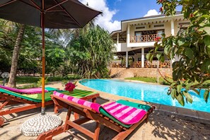 Outdoor pool - Large Ensuite Room in Luxury Villa with Pool (Diani Beach)