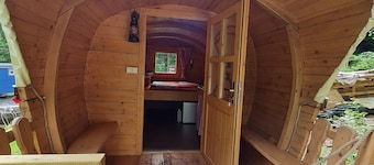 Holiday cabin right on the lake