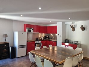 Kühlschrank, Geschirrspüler, Wasserkocher mit Kaffee-/Teezubehör