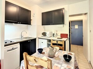 Kühlschrank, Mikrowelle, Geschirrspüler