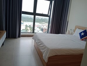 3 bedrooms, desk, free WiFi, bed sheets