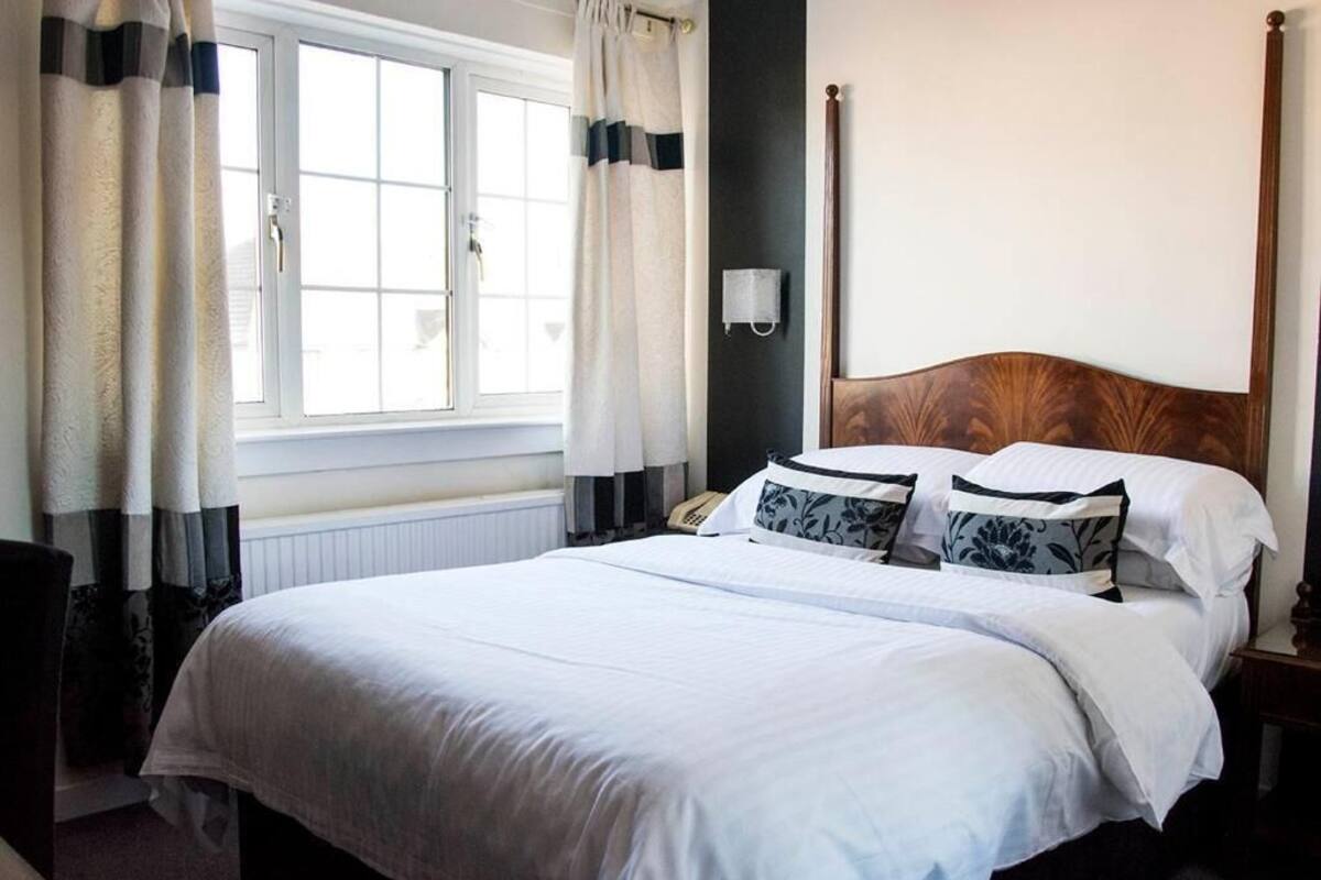 Standard Double Room | Iron/ironing board, free WiFi, bed sheets