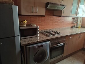 Kühlschrank, Mikrowelle, Ofen, Herdplatte