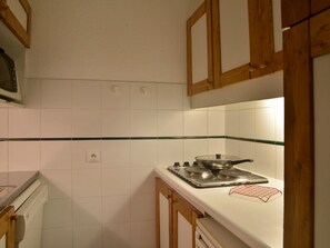 Kjøleskap, mikrobølgeovn, oppvaskmaskin og kaffetrakter/tekoker