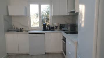 Een microgolfoven, een oven, een kookplaat, een vaatwasser