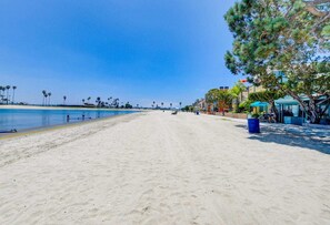 Playa en los alrededores y toallas de playa