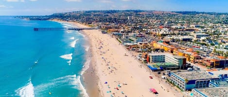 Playa en los alrededores y toallas de playa