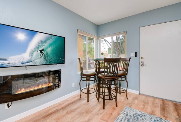 Dining - Beach & Park Family Fun Getaway -Steps to Sand (San Diego)