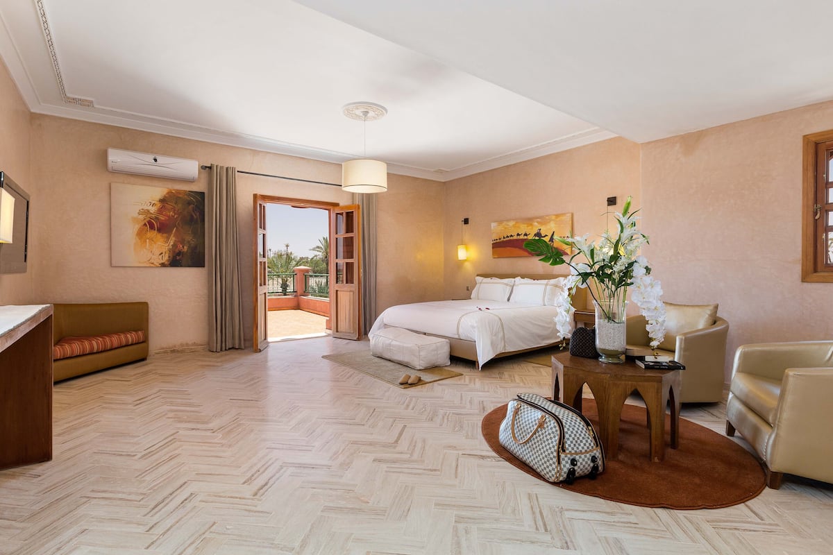 4 bedrooms, individually furnished, blackout curtains, soundproofing
